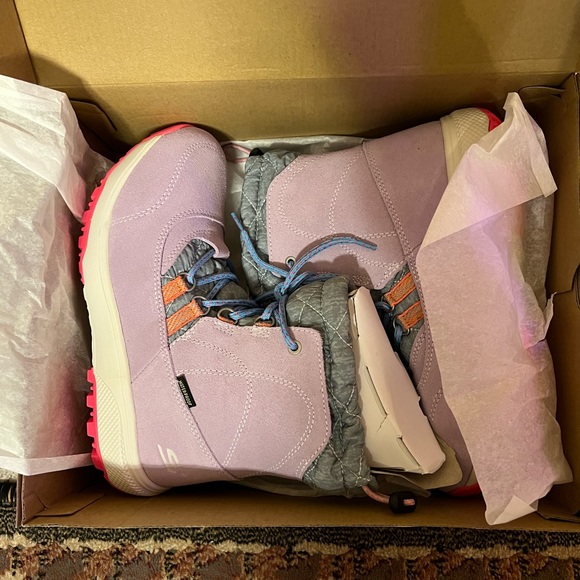 Brand new in a box sketchers women boots, size 7.5. Leather waterproof - Picture 2 of 2